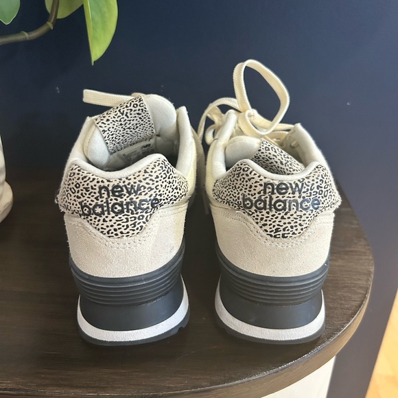 New Balance 574 Women's Beige and Black Sneakers - Picture 4 of 4